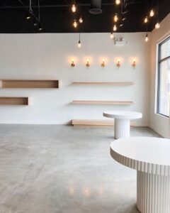 リフォーム後の洗練された店舗内装空間