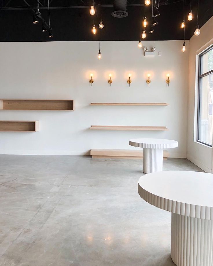 リフォーム後の洗練された店舗内装空間